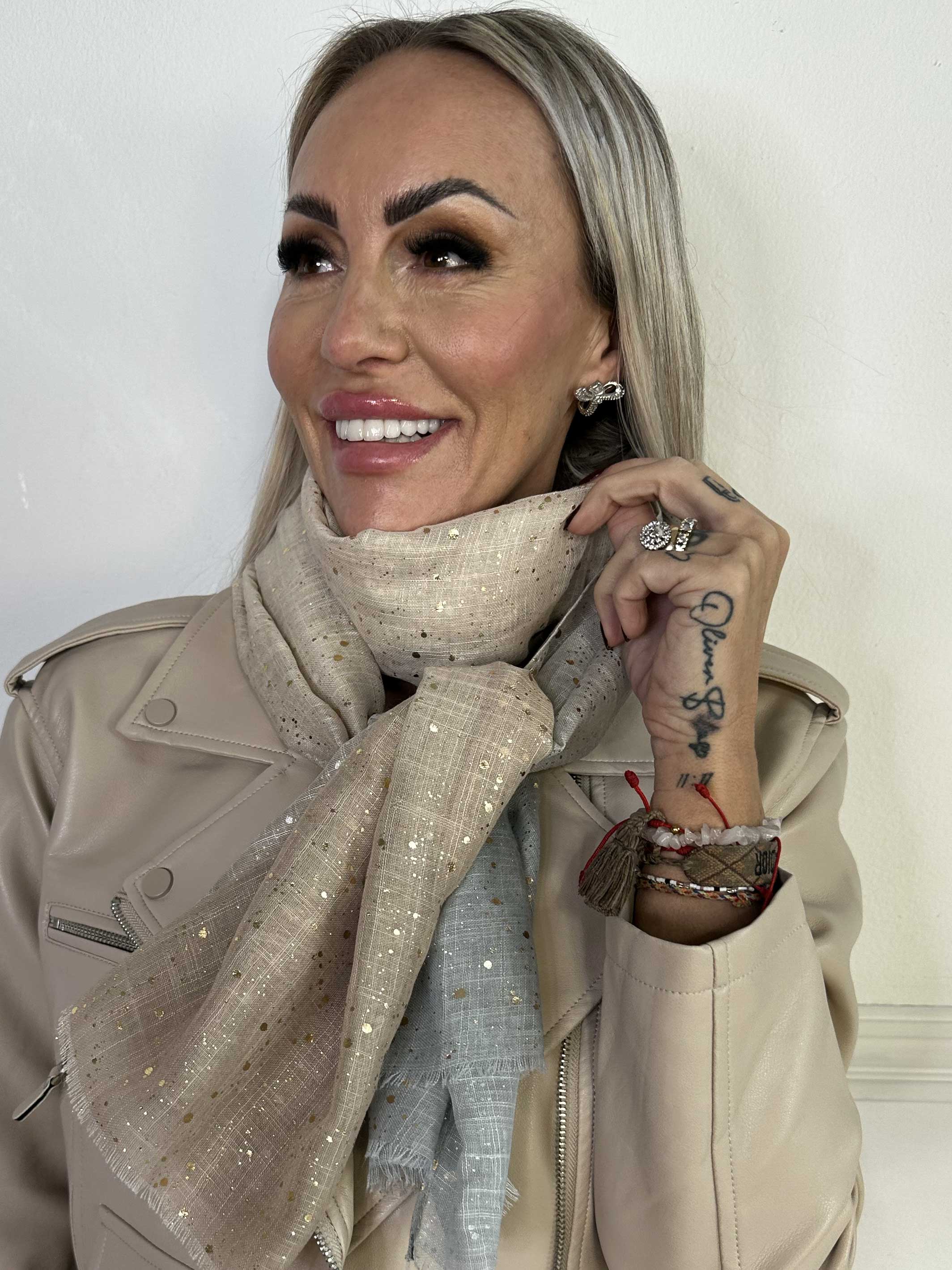 Eliza - Lätt scarf med gulddetaljer